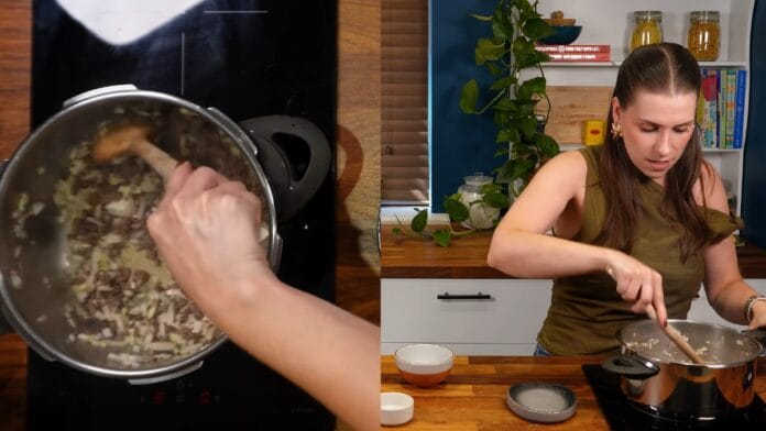 mexendo a panela com carne e cebola