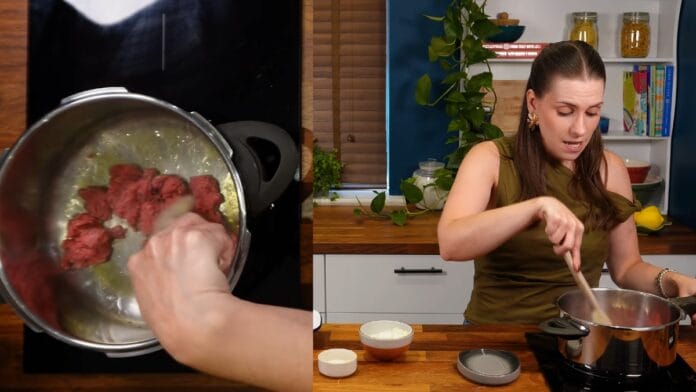 Carne cozinhando na panela