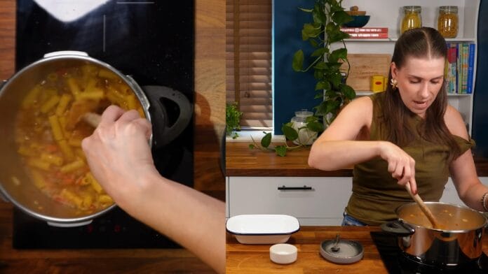 cozinheira mexendo a panela do macarrão