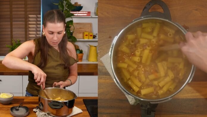Cozinheira mexendo a panela do macarrão