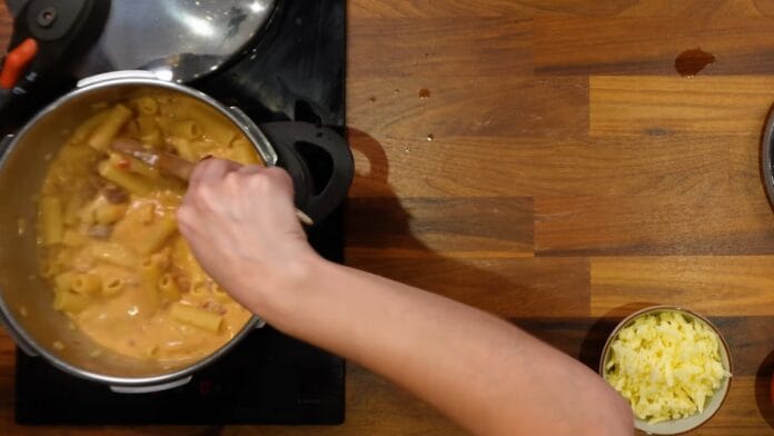 Adicionando o queijo no macarrão