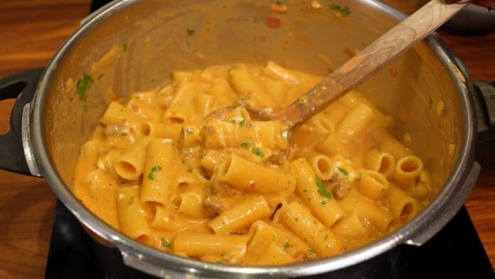 macarrão já pronto anda na panela