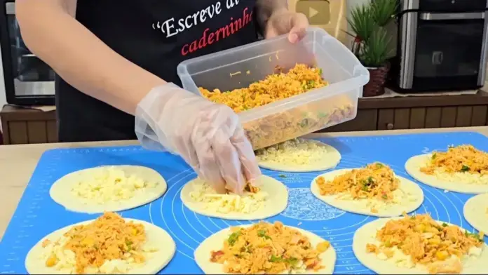 “Queria que alguém tivesse me ensinado antes”: a massa mais saborosa de esfirra que você vai comer é simples de fazer e tem truque de sabor