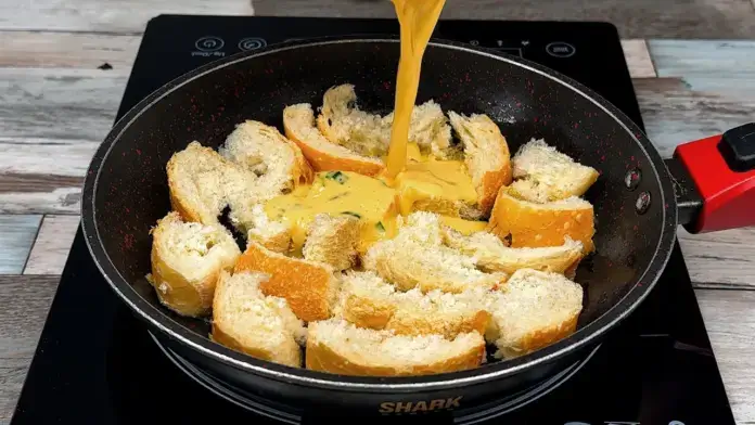 Pão com ovos ganha atum, tomate e dois queijos em receita de frigideira que parece café da manhã de hotel
