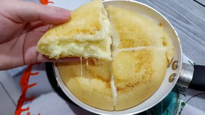 Sem sovar e sem sujar as mãos: pão de queijo na frigideira fica super crocante por fora, cremoso por dentro, e fica pronto em 10 minutos