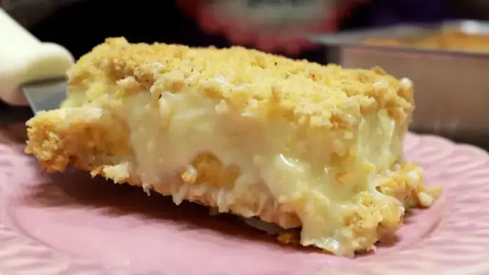 Torta de banana com recheio super cremoso: fruta, creme e farofa fazem a sobremesa que vai fazer sucesso na sua festa de família