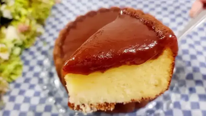 Bolo de fubá sem glúten fica fofinho no liquidificador e ganha calda de goiabada feita com apenas 2 ingredientes