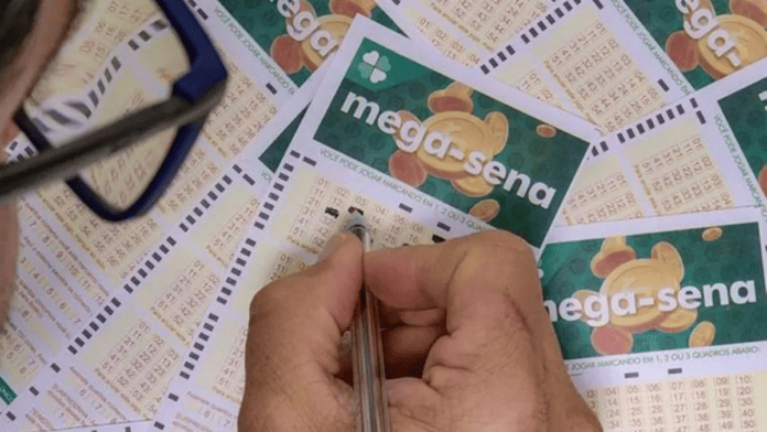 Aposta da Mega-Sena custa R$ 6 (Foto: Patrick Rodrigues, NSC Total)