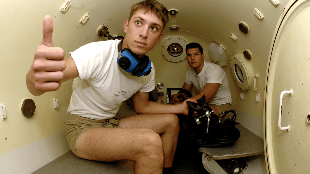 A doença da descompressão ocorre quando gases dissolvidos no sangue e nos tecidos formam bolhas devido a uma redução rápida da pressão ao redor do corpo (Foto: Jayme Pastoric / U.S. Navy)