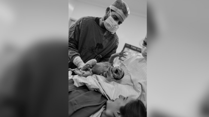 “É uma emoção indescritível”: Médico, pai faz parto da própria filha e relata misto de medo e alívio em SC