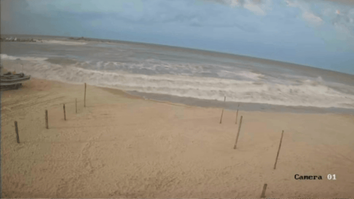Onda gigante avança, invade comércios à beira-mar, arrasta embarcações e causa prejuízos em SC