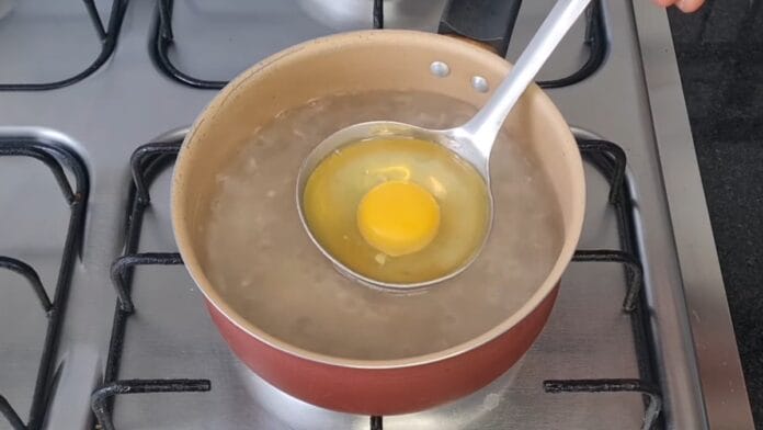iniciando o cozimento do ovo pochê