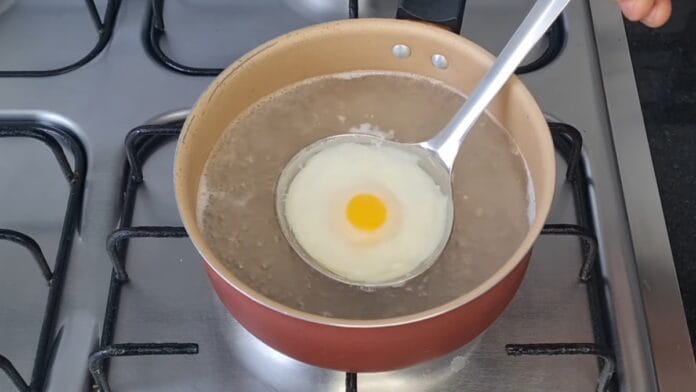 preparando o ovo pochê