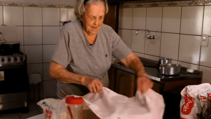 Vovó de 95 anos ensina o segredo do pão caseiro