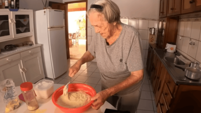 Vovó de 95 anos ensina o segredo do pão caseiro