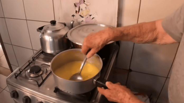 Vovó de 95 anos ensina o segredo do pão caseiro