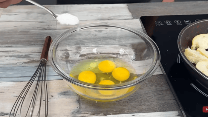 Pão com ovos ganha atum, tomate e dois queijos em receita de frigideira que parece café de hotel