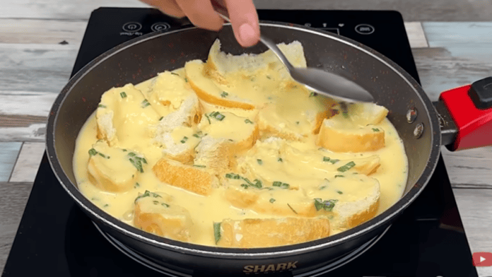 Pão com ovos ganha atum, tomate e dois queijos em receita de frigideira que parece café de hotel