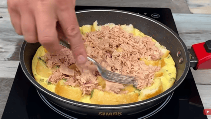 Pão com ovos ganha atum, tomate e dois queijos em receita de frigideira que parece café de hotel