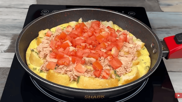 Pão com ovos ganha atum, tomate e dois queijos em receita de frigideira que parece café de hotel
