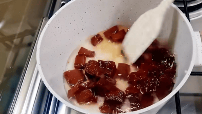 Bolo de fubá com goiabada sem glúten