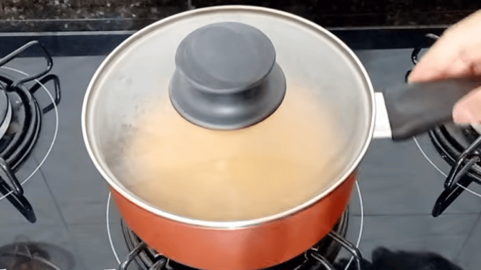 Pãozinho de maizena sem trigo fica fofinho na frigideira: segredo é cozinhar em fogo quase apagado