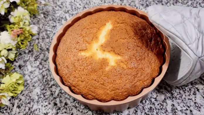Bolo de fubá com goiabada sem glúten