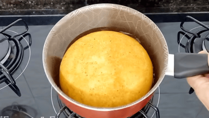 Pãozinho de maizena sem trigo fica fofinho na frigideira: segredo é cozinhar em fogo quase apagado
