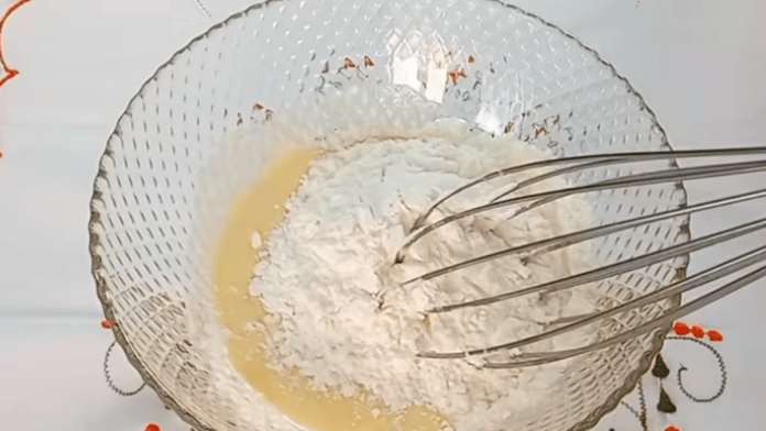 Pãozinho de maizena sem trigo fica fofinho na frigideira: segredo é cozinhar em fogo quase apagado