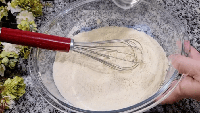 Bolo de fubá com goiabada sem glúten