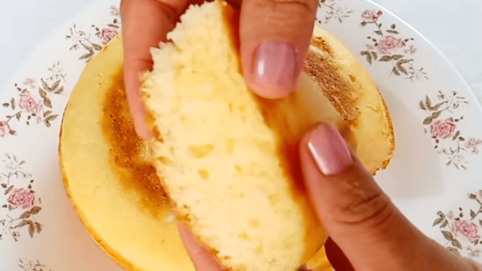 Pãozinho de maizena sem trigo fica fofinho na frigideira: segredo é cozinhar em fogo quase apagado