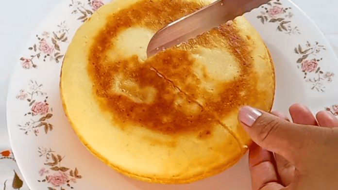 Pãozinho de maizena sem trigo fica fofinho na frigideira: segredo é cozinhar em fogo quase apagado