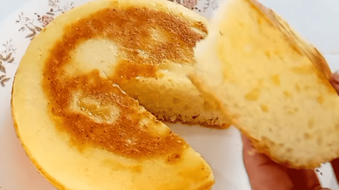 Pãozinho de maizena sem trigo fica fofinho na frigideira: segredo é cozinhar em fogo quase apagado