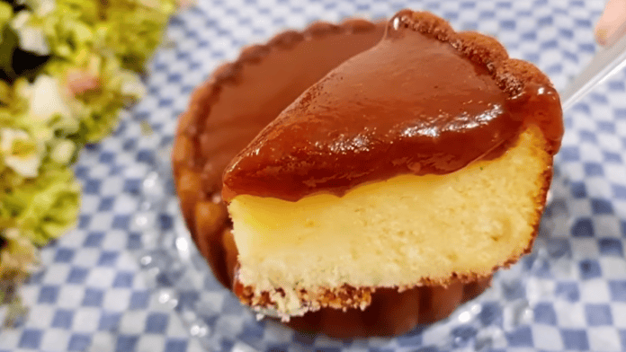 Bolo de fubá com goiabada sem glúten