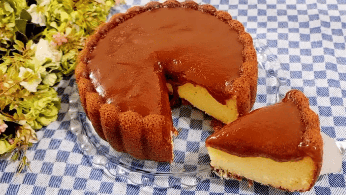 Bolo de fubá com goiabada sem glúten
