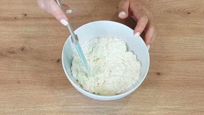 misturando alguns ingredientes da massa