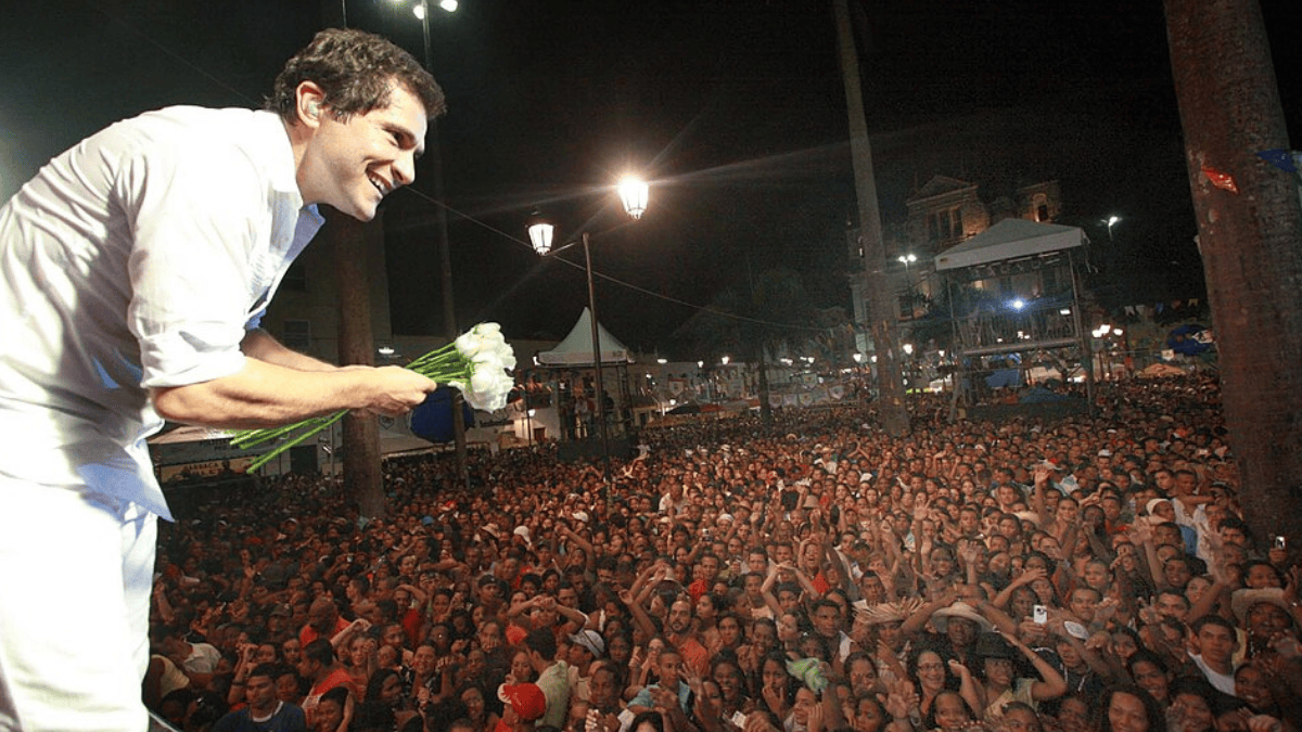 O álbum "Difícil Não Falar de Amor" vendeu mais de 100 mil cópias no Brasil e recebeu a certificação de Disco de Platina pela Pro-Música Brasil, antiga ABPD (Foto: Adenilson Nunes / AGECOM / Wikimedia Commons)
