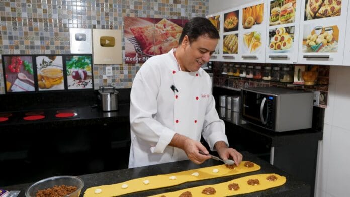 recheando a massa com a carne e requeijão