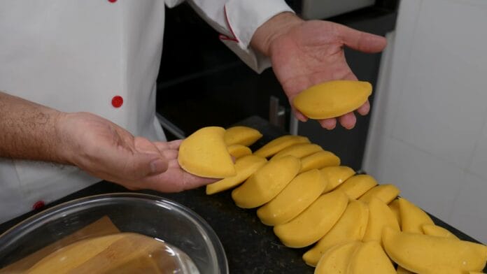 pastéis prontos para empanar