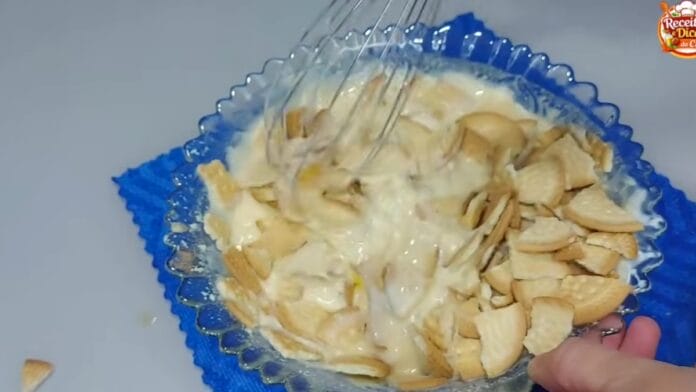 misturando a bolacha no creme