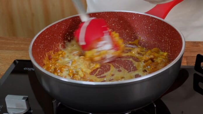 misturando os ingredientes do pé de moleque