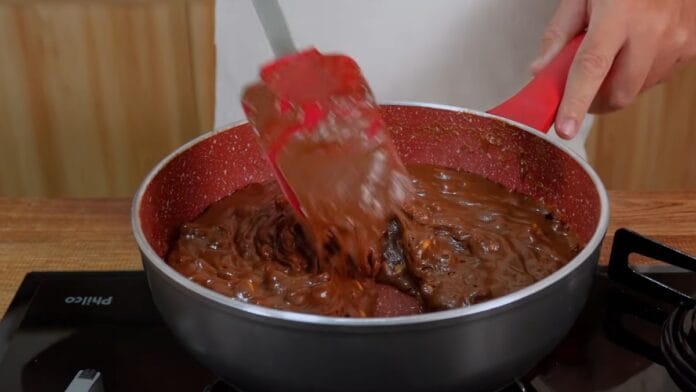 ponto perfeito para desligar o fogo e tirar o pé de moleque da panela