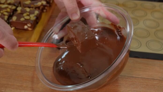 Mergulhando o pé de moleque no chocolate