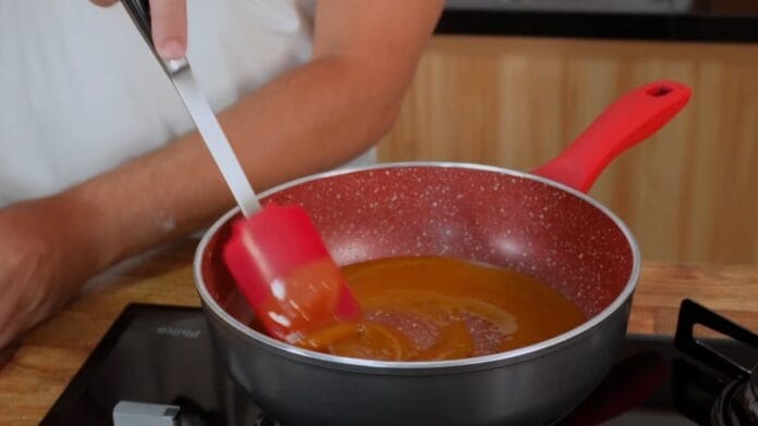 preparando o caramelo do pé de moleque