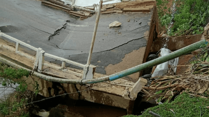 Ponte desaba, carro que passava pela estrada cai junto com estrutura e mulher fica ferida em SC