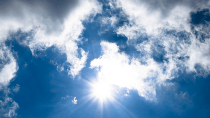 sol entre nuvens