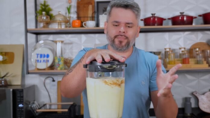 cozinheiro batendo os ingredientes no liquidificador