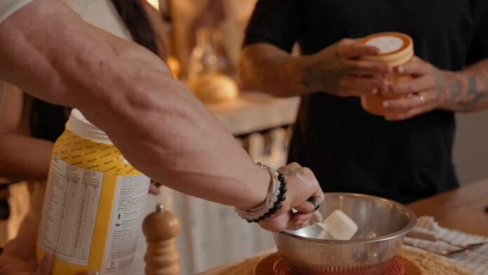 adicionando os ingredientes na tigela