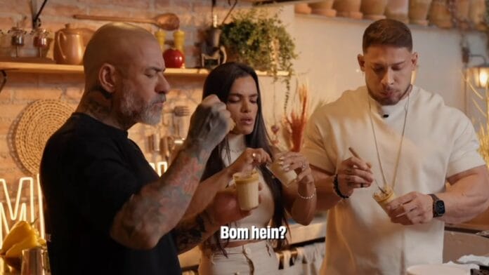 o chefe provando o pudim junto com os convidados