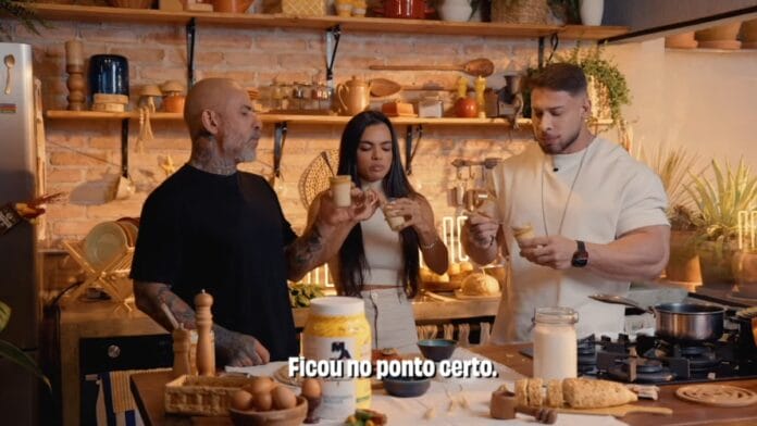 chef e os convidados provando o doce
